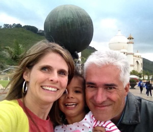 Katina, Lanie and Mauricio in front of the hand holding the world and the Taj Mahal